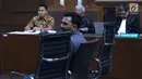 Bupati nonaktif Bener Meriah, Ahmadi (kiri) menyimak keterangan saksi saat menjalani sidang lanjutan dugaan suap alokasi dan anggaran Dana Otonomi Khusus Aceh di Pengadilan Tipikor, Jakarta, Senin (15/10). (Liputan6.com/Helmi Fithriansyah)