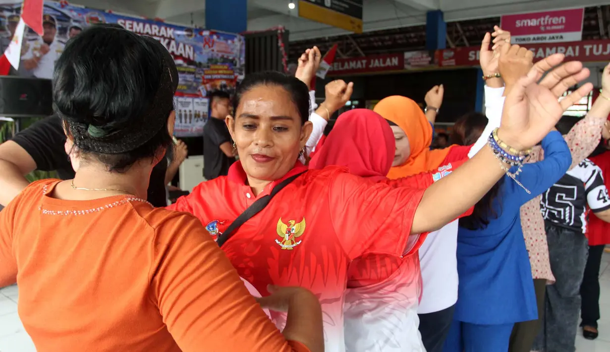 Warga nan tergabung dalam Paguyuban Terminal Bus Kampung Rambutan mengikuti lomba jogged balon jelang  peringatan HUT ke-81 Kemerdekaan Republik Indonesia di Terminal Kampung Rambutan, Jakarta, Rabu, 12 Agustus 2026. (KLY/Arie Basuki)