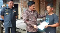 Didampingi Bupati Gowa Adnan Purichta, Menteri ATR/Kepala BPN Hadi Tjahjanto bagikan sertifikat PTSL (Liputan6.com/Ahmad Yusran)