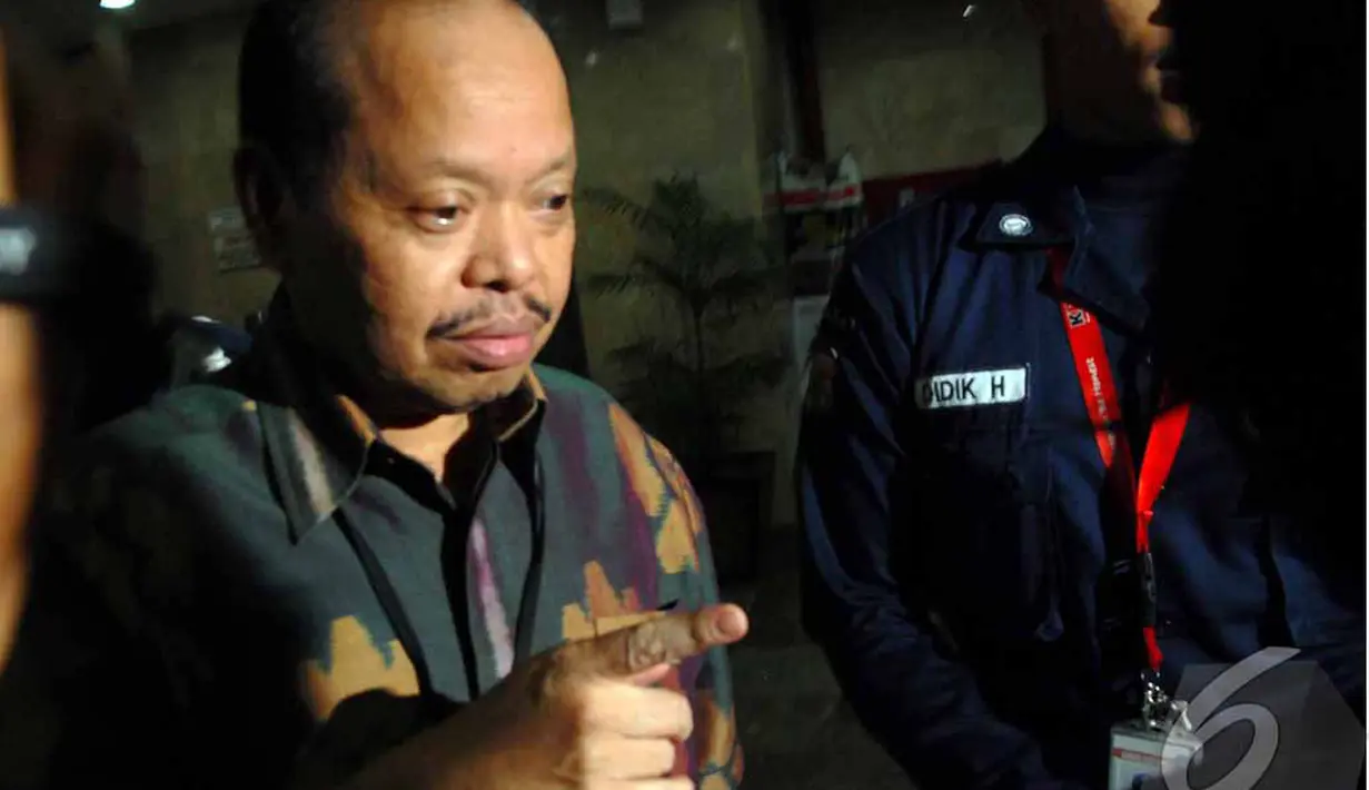 Sutan yang mengenakan kemeja batik cokelat beberapa kali juga membantah dirinya menerima sejumlah uang. Baik dari mantan Ketua SKK Migas maupun dari Kementerian ESDM, Jakarta, Selasa (17/6/2014) (Liputan6.com/Miftahul Hayat)