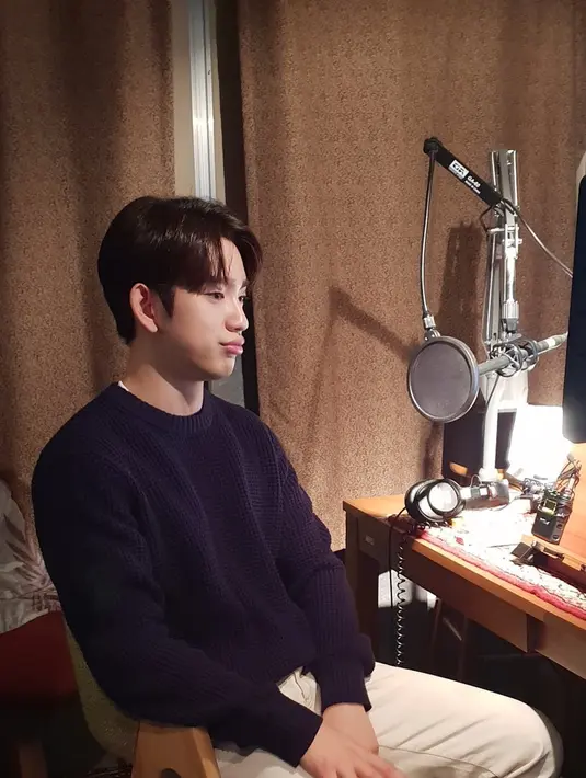 Selain memiliki suara emas, jago nge-dance dan tampan, rupanya Jinyoung adalah si kutu buku lho! (FOTO: instagram.com/jinyoung_0922jy/)