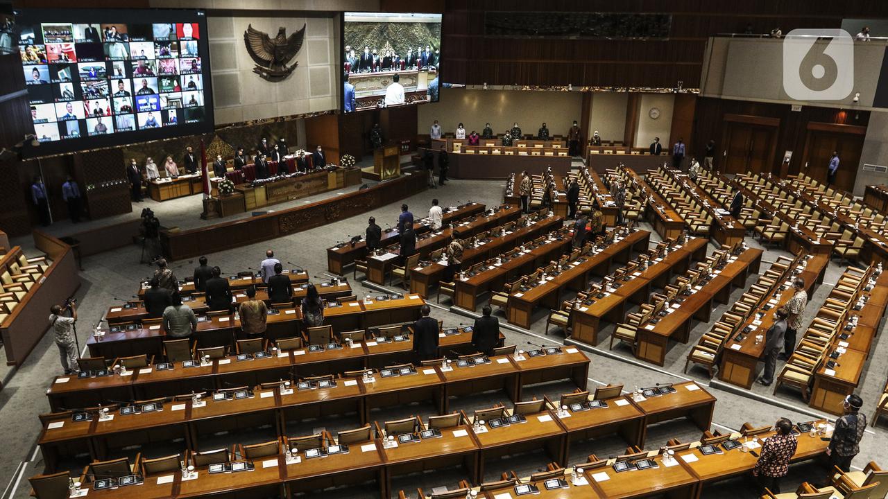 FOTO: Diwarnai Aksi Walk Out, DPR Sahkan RUU Omnibus Law Cipta Kerja Jadi Undang-Undang