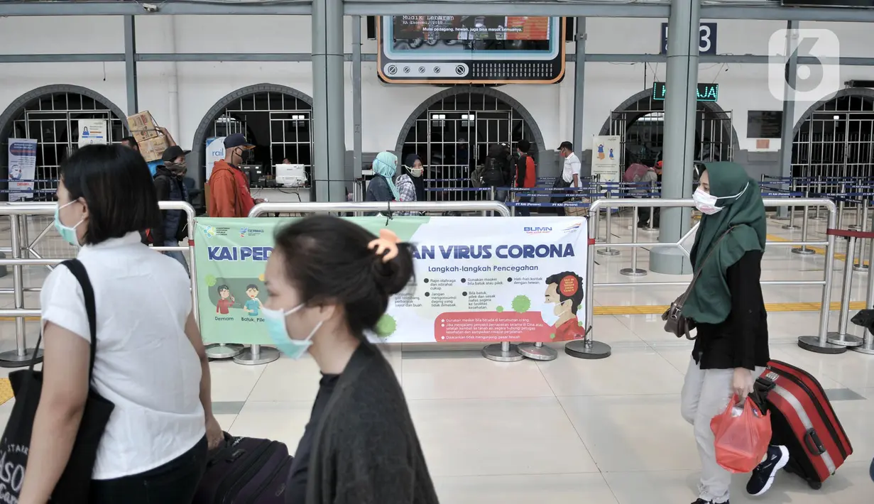 Aktivitas di Stasiun Pasar Senen, Jakarta, Minggu (29/3/2020). PT KAI (Persero) Daop 1 Jakarta membatalkan 28 perjalanan KA keberangkatan jarak jauh dari Stasiun Gambir, Pasar Senen dan Jakarta Kota mulai 1 April - 1 Mei 2020 dalam upaya memutus penyebaran virus corona. (merdeka.com/Iqbal S Nugroho)