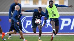 Pemain Prancis, Blaise Matuidi (tengah) berebut bola dengan Moussa Sissoko (kanan) pada sesi latihan di Clairefontaine-en-Yvelines, (3/10/2017). Prancis melakukan persiapan jelang melawan Bulgaria. (AFP/Franck Fife)