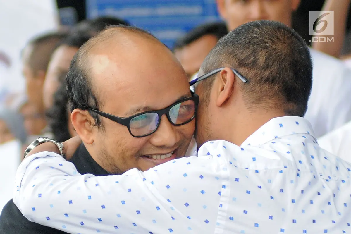 Tiba di KPK, Novel Baswedan Disambut Peluk Hangat Abraham Samad