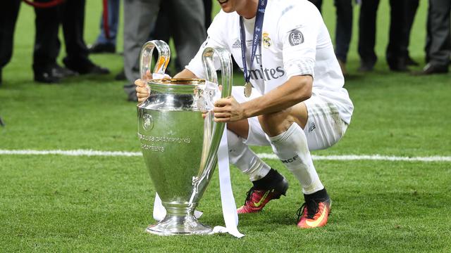 Bintang Real Madrid, Cristiano Ronaldo dengan trofi Liga Champions 