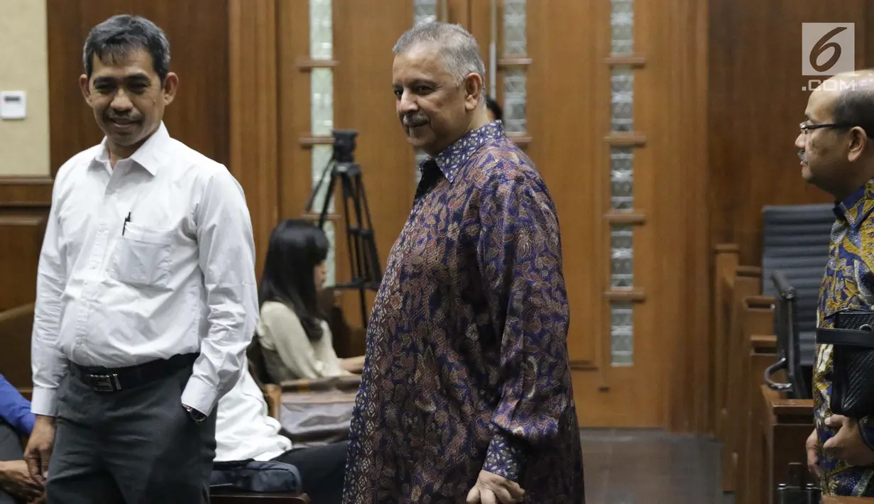 Terdakwa dugaan suap proyek PLTU Riau-1 yang juga mantan Dirut PLN, Sofyan Basir (tengah) bersama kuasa hukumnya jelang sidang lanjutan di Pengadilan Tipikor, Jakarta, Senin (26/8/2019). Sidang mendengar keterangan saksi ahli yang dihadirkan JPU KPK. (Liputan6.com/Helmi Fithriansyah)