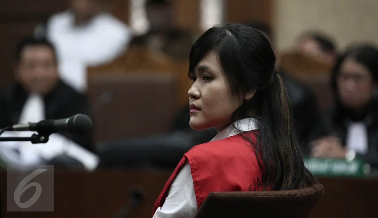 Tersangka pembunuhan Wayan Mirna Salihin, Jessica Wongso mendengarkan jawaban JPU pada sidang di PN Jakarta Pusat, Selasa (21/6). Sidang ini adalah lanjutan dari sidang Rabu (15/6) yang mendengarkan eksepsi kuasa hukum Jessica (Liputan6.com/Faizal Fanani)