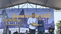 Anggota Komisi X DPR RI Ali Zamroni S dan Bupati Lebak, Hj Iti Octavia Jayabaya saat menghadiri Sawarna Beach Festival 2022 di Pesisir Pantai Ciantir Kawasan Pantai Sawarna. (Ist)