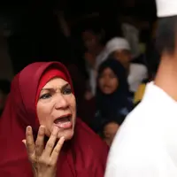 Gaya Dorce saat mengirimkan doa untuk Olga Syahputra (Foto: Muhammad Akrom Sukarya)