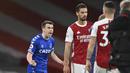 Bek Everton, Seamus Coleman (kiri) merayakan kemenangan 1-0 atas Arsenal usai berakhirnya laga lanjutan Liga Inggris 2020/2021 pekan ke-33 di Emirates Stadium, London, Jumat (23/4/2021). (AP/Justin Setterfield/Pool)