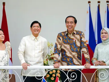 Presiden Indonesia Joko Widodo atau Jokowi (kedua kanan) dan istrinya Iriana (kanan) berbagi momen ringan bersama Presiden Filipina Ferdinand Marcos Jr (kedua kiri) dan istrinya Madame Louise Araneta Marcos (kiri) saat pertemuan di Istana Kepresidenan Bogor, Bogor, Jawa Barat, Senin (5/9/2022). Ferdinand Marcos Jr baru dilantik menjadi Presiden Filipina pada Juni 2022. (AP Photo/Achmad Ibrahim, Pool)