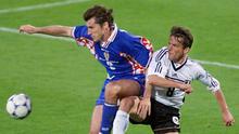 Di luar dugaan, Jerman takluk 0-3 dari Kroasia di babak perempatfinal (4/7/1998). Davor Suker kembali mecetak satu gol yang menjadi gol pamungkas dalam laga tersebut pada menit ke-85 setelah sebelumnya unggul dua gol melalui Robert Jarni (45'+3') dan Goran Vlaovic (80'). Kroasia pun lolos ke semifinal untuk menantang tuan rumah Prancis. (AFP/Gerard Malie)