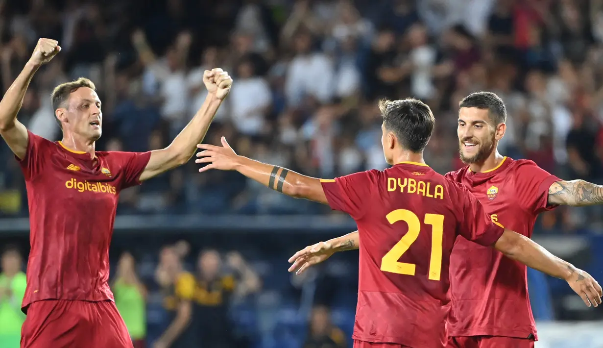 Penyerang AS Roma Paulo Dybala merayakan gol pertama untuk timnya yang dicetak ke gawang Empoli dalam partai Serie A 2022/2023 giornata 6 di Stadio Carlo Castellani, Selasa (13/9/2022) dini hari WIB. Duel Empoli vs Roma berakhir dengan skor 2-1 untuk kemenangan Serigala Ibu Kota --julukan AS Roma. (Photo by Alberto PIZZOLI / AFP)