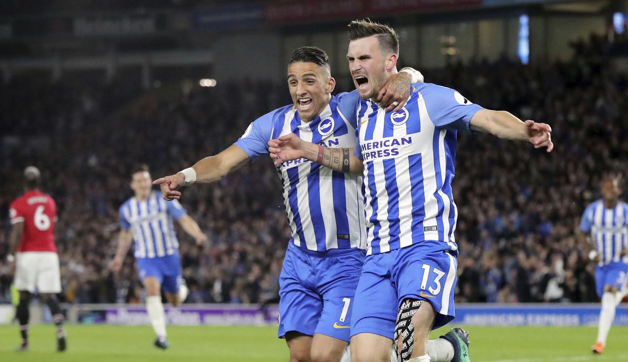 Para pemain Brighton & Hove Albion merayakan gol Pascal Gross (kanan) ke gawang Manchester United pada lanjutan Premier League di AMEX Stadium, Brighton, (4/5/2018). MU kalah 0-1 dari Brighton. (Gareth Fuller/PA via AP)