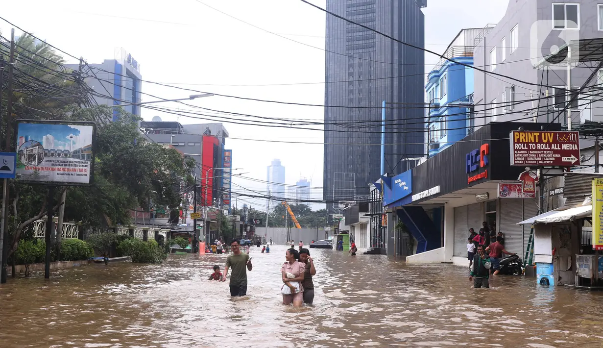 Suasana banjir yang merendam kawasan Benhil, Jakarta, Selasa (25/2/2020). Hujan yang mengguyur wilayah tersebut membuat air sungai meluap sehingga menyebabkan Banjir setinggi pinggang orang dewasa. (Liputan6.com/Angga Yuniar)