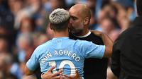 Pep Guardiola dan Sergio Aguero berpelukan setelah pertandingan Manchester City dan Tottenham Hotspur selesai. (AFP/Oli Scarff)