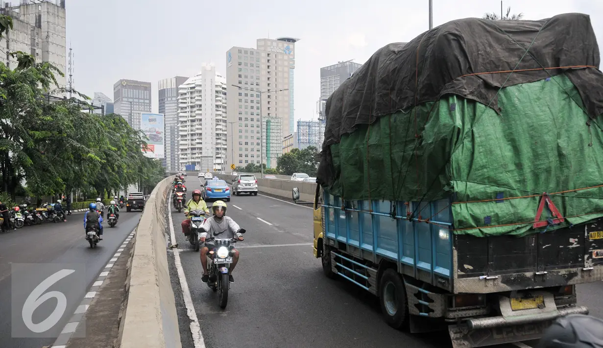 Sejumlah pengendara sepeda motor berbalik melawan arah JLNT Kampung Melayu - Tanah Abang, Jakarta, Senin (31/10). Meskipun dipasang rambu larangan melintas bagi sepeda motor pengendara tersebut tetap nekat memasuki jalur itu. (Liputan6.com/Yoppy Renato)