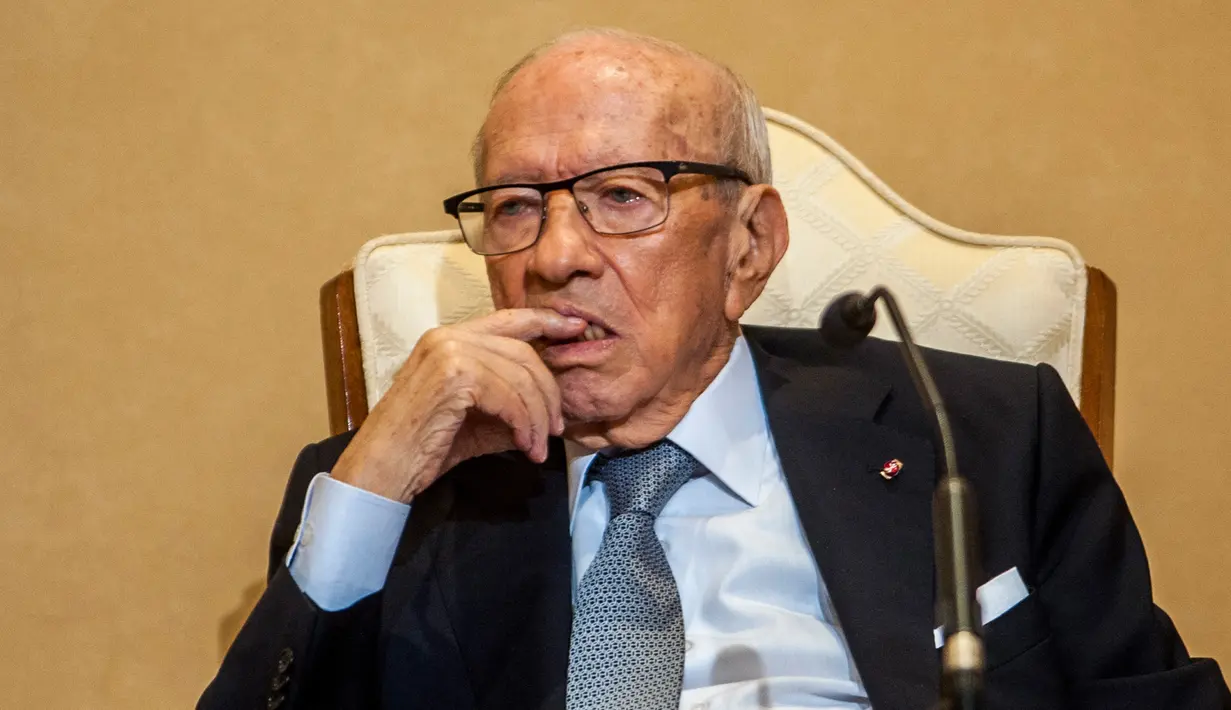 File foto ketika Presiden Tunisia Beji Caid Essebsi dalam konferensi pers di istana kepresidenan di Carthage, dekat ibu kota Tunis pada 3 Oktober 2018. Presiden tertua di dunia ini meninggal dunia di usia 92 tahun pada Kamis (25/7/2019). (AP Photo/Hassene Dridi)