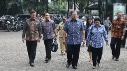 Presiden ke-6 RI, Susilo Bambang Yudhoyono bersama Ani Yudhoyono dan Siti Rubi Aliya Rajasa menuju TPS 06 Nagrak untuk menggunakan hak pilihnya pada Pilkada Serentak 2018 di Gunung Putri, Bogor, Rabu (27/6). (Liputan6.com/Herman Zakharia)