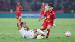 Pemain Persija Jakarta, Ryo Matsumura, saat melawan Dewa United pada laga pekan kelima BRI Liga 1 2024/2025 di Stadion Utama Gelora Bung Karno, Jakarta, Senin (16/9/2024). (Bola.com/M Iqbal Ichsan)