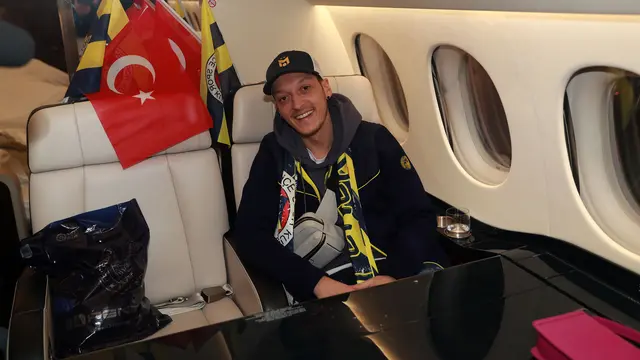 Senyum Mezut Ozil Resmi Merapat ke Fenerbahce