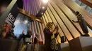 Kehadiran karya ini tak hanya mempercantik ruang dalam terminal di Bandara Soekarno-Hatta, Tangerang, Banten, tetapi juga menjadi etalase seni yang memperkenalkan kekayaan budaya Nusantara kepada para calon penumpang dan wisatawan dari berbagai penjuru dunia. (merdeka.com/Arie Basuki)