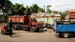  Revitalisasi juga dilakukan dengan menambah prasarana pengelolaan sampah yang diperlukan, Jakarta, Minggu (21/6/14). (Liputan6.com/Faizal Fanani)