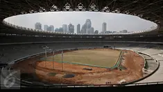 Aktivitas pengerjaan proyek renovasi Stadion Utama Gelora Bung Karno, Jakarta, Jumat (17/3). Stadion yang masih dalam tahap renovasi untuk Asian Games 2018 itu terus dikebut dan ditargetkan selesai pada Oktober 2017. (Liputan6.com/Immanuel Antonius)