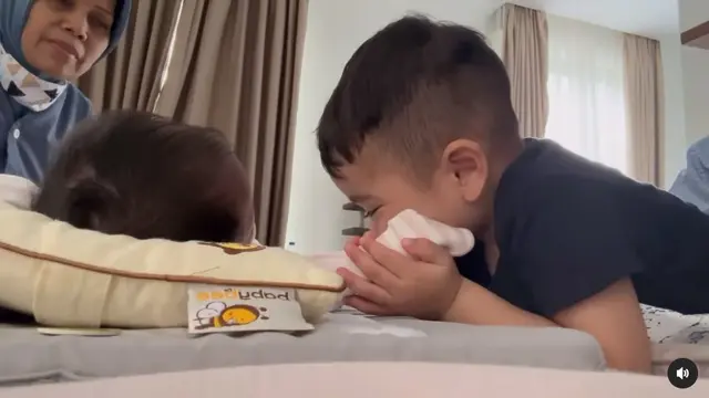 Rayyanza bersama baby Lily. [Foto: Instagram/raffinagita1717]