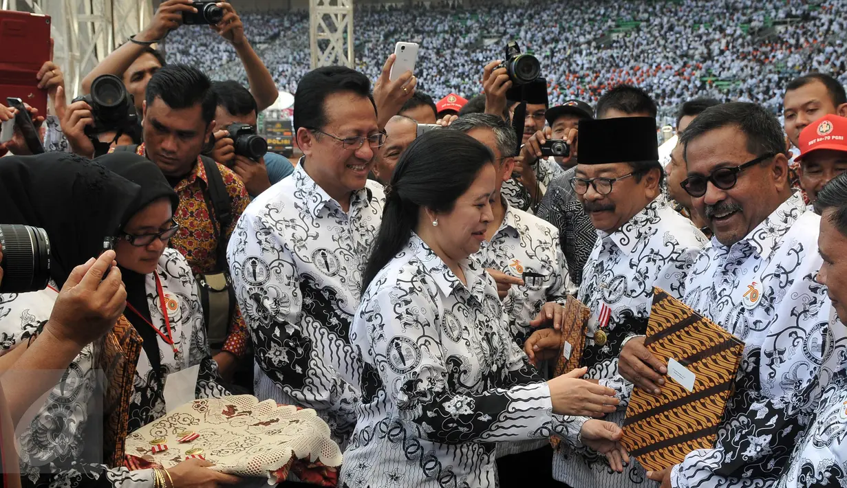 MenkoPMK Puan Maharani (tengah) saat menghadiri Hari Guru Nasional dan Puncak Acara Hut PGRI ke 70 di SUGBK, Jakarta, Minggu (13/12/2015). PGRI berharap pemerintah lebih peduli kepada kesejahteraan guru. (Liputan6.com/Johan Tallo)