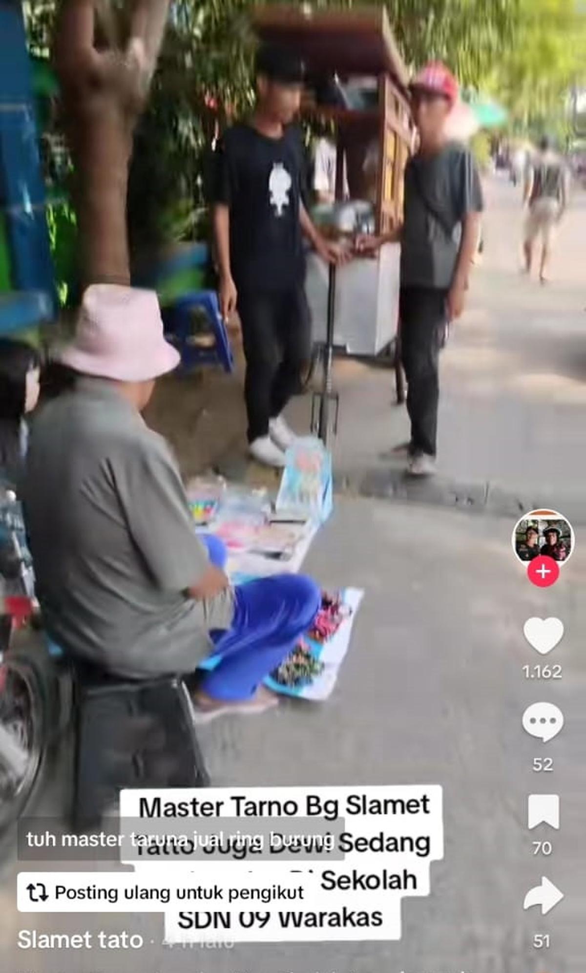 8 Potret Pak Tarno yang Kini Berjualan Mainan Sambil Pakai Kursi Roda di Depan Sekolah SD, Alami Stroke - Selalu Menangis Kala Ingat Awal Sakit