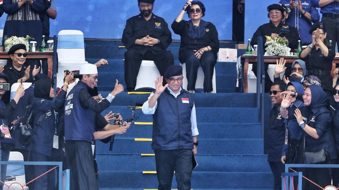 Hadir dengan memakai baret, Bakal Calon Presiden dari Koalisi Perubahan untuk Persatuan (KPP), Anies Baswedan menyapa para kader sebelum memberikan pidato politik pada Apel Siaga Perubahan di Stadion Gelora Bung Karno, Jakarta, Minggu (16/7/2023).