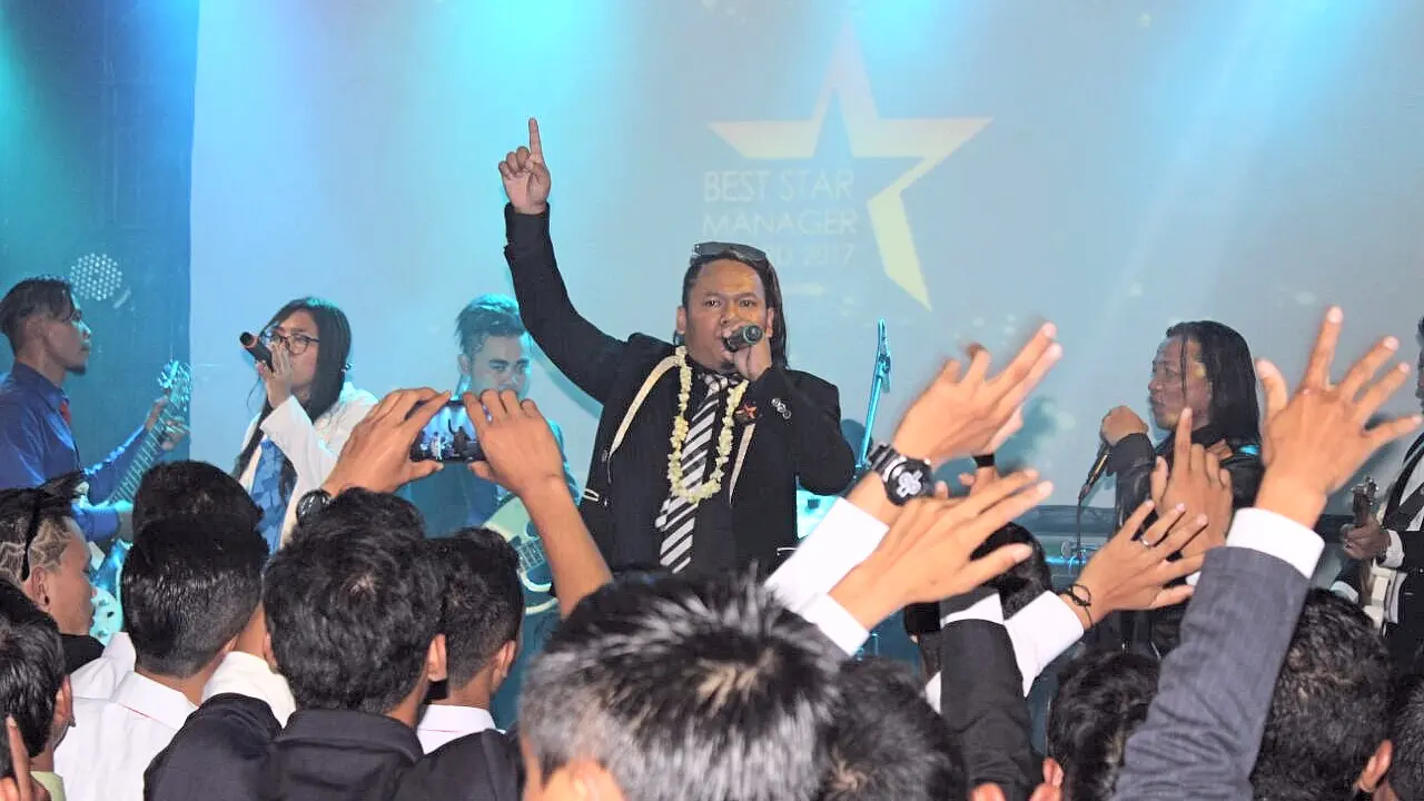 Lagu perdana band asuhan Andika Kangen Band itu berjudul Bangkit Lagi Kawanku.