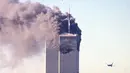 File foto pesawat komersial United Airlines penerbangan 175 mendekati menara selatan World Trade Center saat asap mengepul dari menara utara di Manhattan, New York pada 11 September 2001. (AFP/Seth Mcallister)