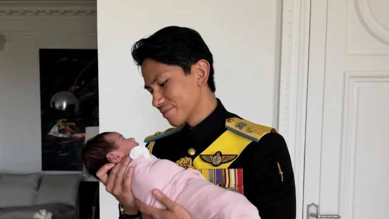 Pangeran Mateen saat Menggendong Putrinya
