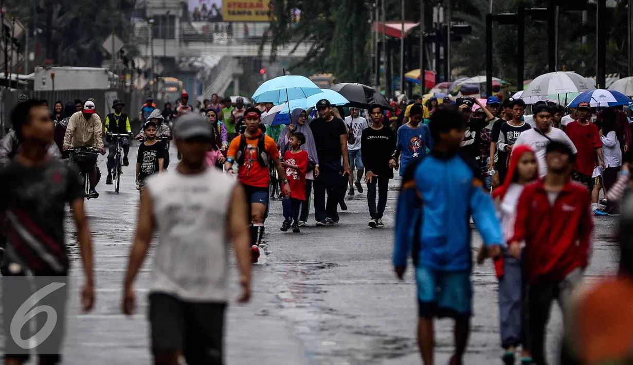 Kawasan Car Free Day tetap ramai dikunjungi warga meski cuaca sedikit mendung, Bundaran HI, Jakarta, Minggu (13/11). Meski gerimis di kawasan tersebut mereka tak surut untuk berolahraga. (Liputan6.com/Faizal Fanani)