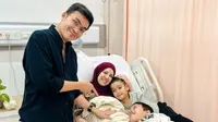6 Potret Tya Ariestya Bagikan Momen Jalani Operasi Pengangkatan Polip, Keluarga Setia Menemani