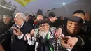 Narapidana Palestina, Fuad Shubaki (83) mengunjungi makam mendiang pemimpin Palestina Yasser Arafat setelah dibebaskan dari penjara Israel usai menjalani hukuman 17 tahun, di kota Ramallah, Tepi Barat, Senin (13/3/2023). Ketika Shubaki tiba di Ramallah di makam pemimpin Palestina Yasser Arafat, yang merupakan sekutu dekatnya, para pejabat Palestina berdesakan untuk mendekati lansia yang membawa kaffiyeh Palestina. (AHMAD GHARABLI / AFP)