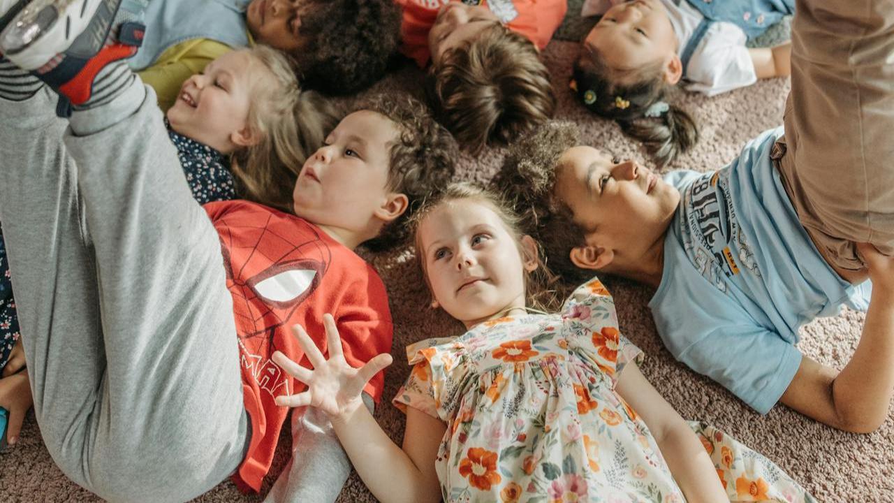 Ilustrasi Anak Bersama Teman