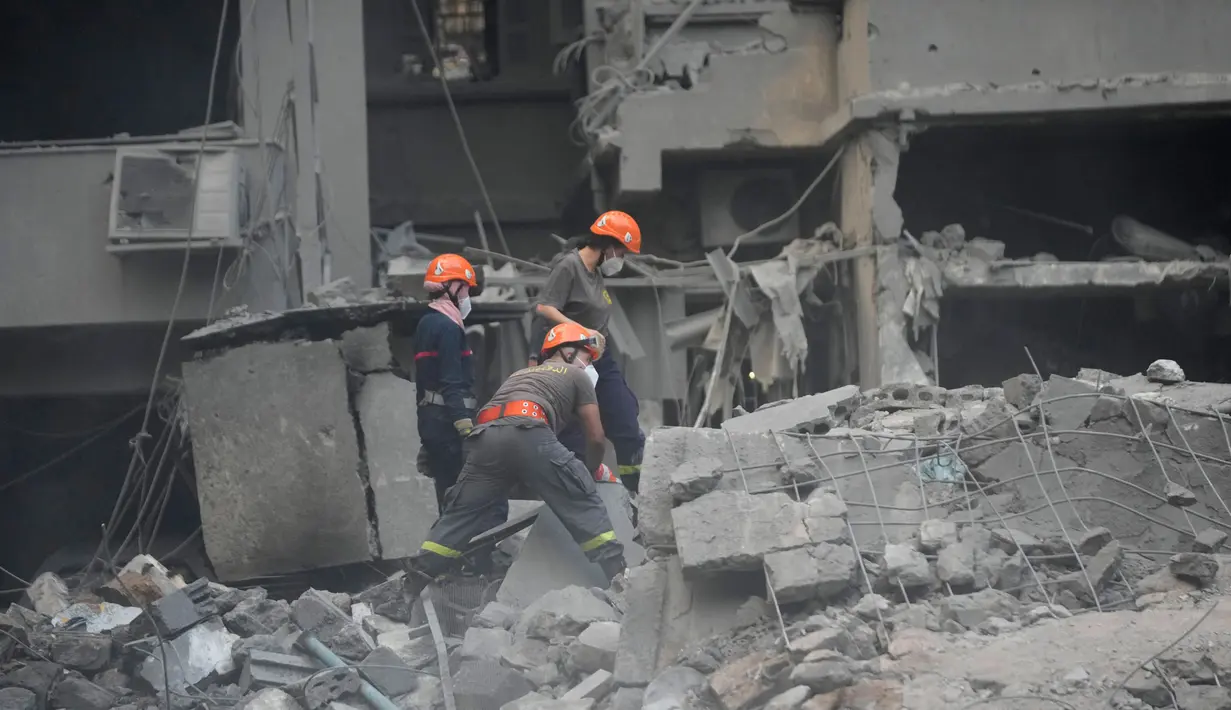 Kantor Berita Nasional Lebanon menyampaikan informasi awal yang menunjukkan bahwa serangan udara di Beirut menghantam lantai tiga sebuah gedung delapan lantai di kawasan Nowayri. (AP Photo/Hussein Malla)
