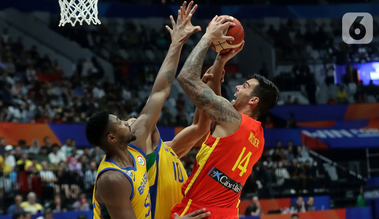 Pemain timnas basket Spanyol, Willy Hernangomez (kanan) berduel dengan dua pebasket Brasil, Bruno Caboclo dan Tim Soares pada penyisihan Grup G FIBA World Cup 2023 di Indonesia Arena, Gelora Bung Karno, Jakarta, Senin (28/8/2023). (Liputan6.com/Helmi Fithriansyah)