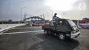 Aktivitas petugas memeriksa kesiapan Gerbang Tol Cakung jelang uji coba Enam Ruas Tol Dalam Kota Segmen Kelapa Gading-Pulo Gebang, Jakarta, Senin (23/8/2021).  Dengan adanya tol ini diharapkan dapat mempercepat distribusi logistik dan meningkatkan daya saing komoditas. (merdeka.com/Iqbal S Nugroho)