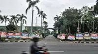 Pengendara melintasi deretan karangan bunga yang dipajang di depan Markas Kodam Jaya, Jakarta, Senin (23/11/2020). Ratusan karangan bunga dikirim masyarakat sebagai bentuk dukungan terhadap TNI dan Polri atas tindakan tegas kepada pelanggar protokol kesehtan Covid-19. (merdeka.com/Iqbal S Nugroho)