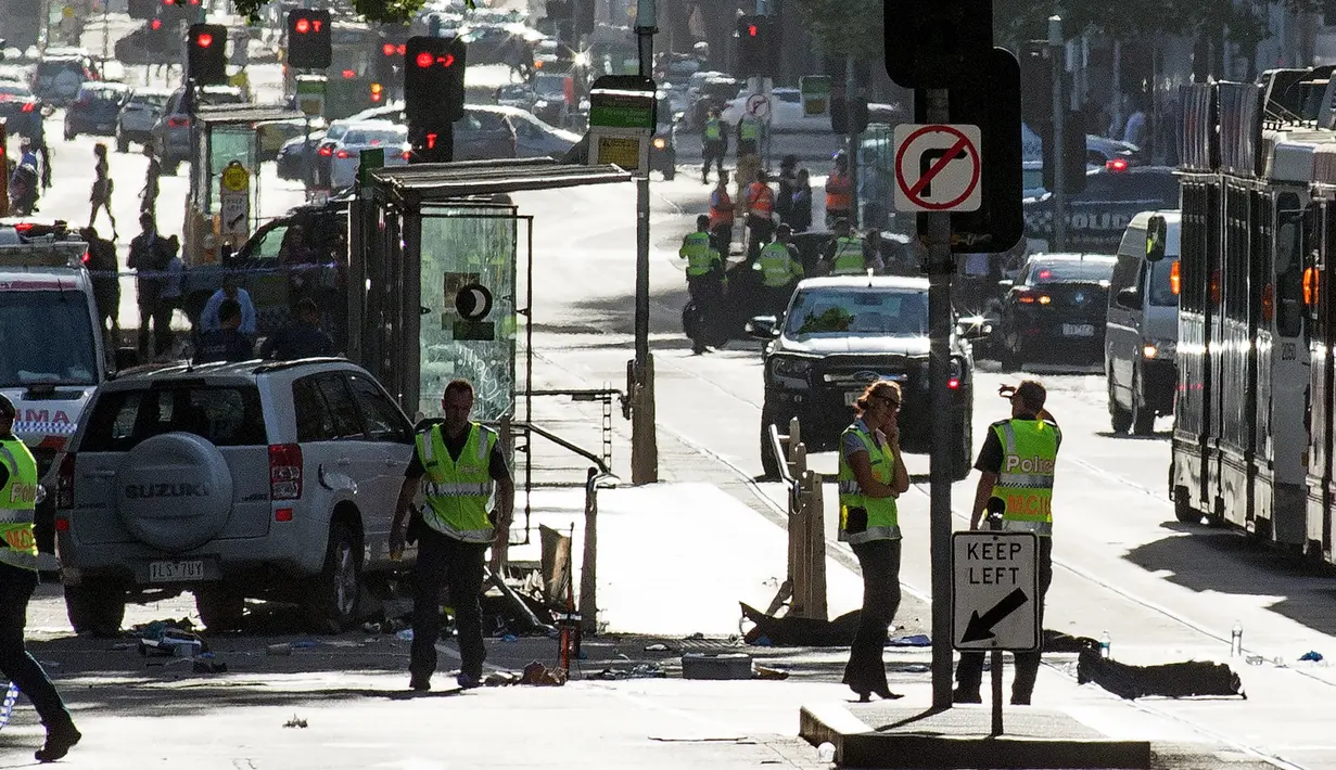 Sebuah mobil SUV menabrak kerumunan pejalan kaki di persimpangan jalan Flinders dan Elizabeth, kawasan pusat bisnis Melbourne, Australia, Kamis (21/12). Mobil baru berhenti di jalan yang sibuk usai menabraki banyak orang di jalur trem. (Mark Peterson/AFP)