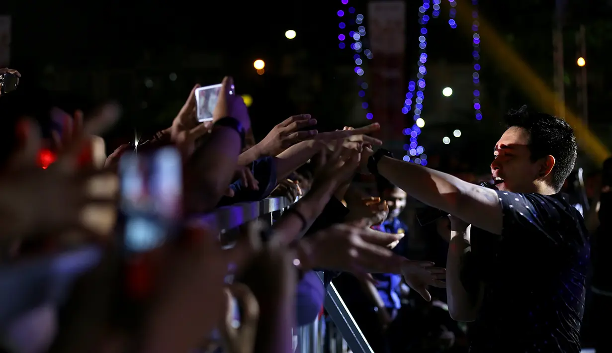 Donnie berinteraksi dengan penonton yang hadir. (Foto: Galih W. Satria/Bintang.com)