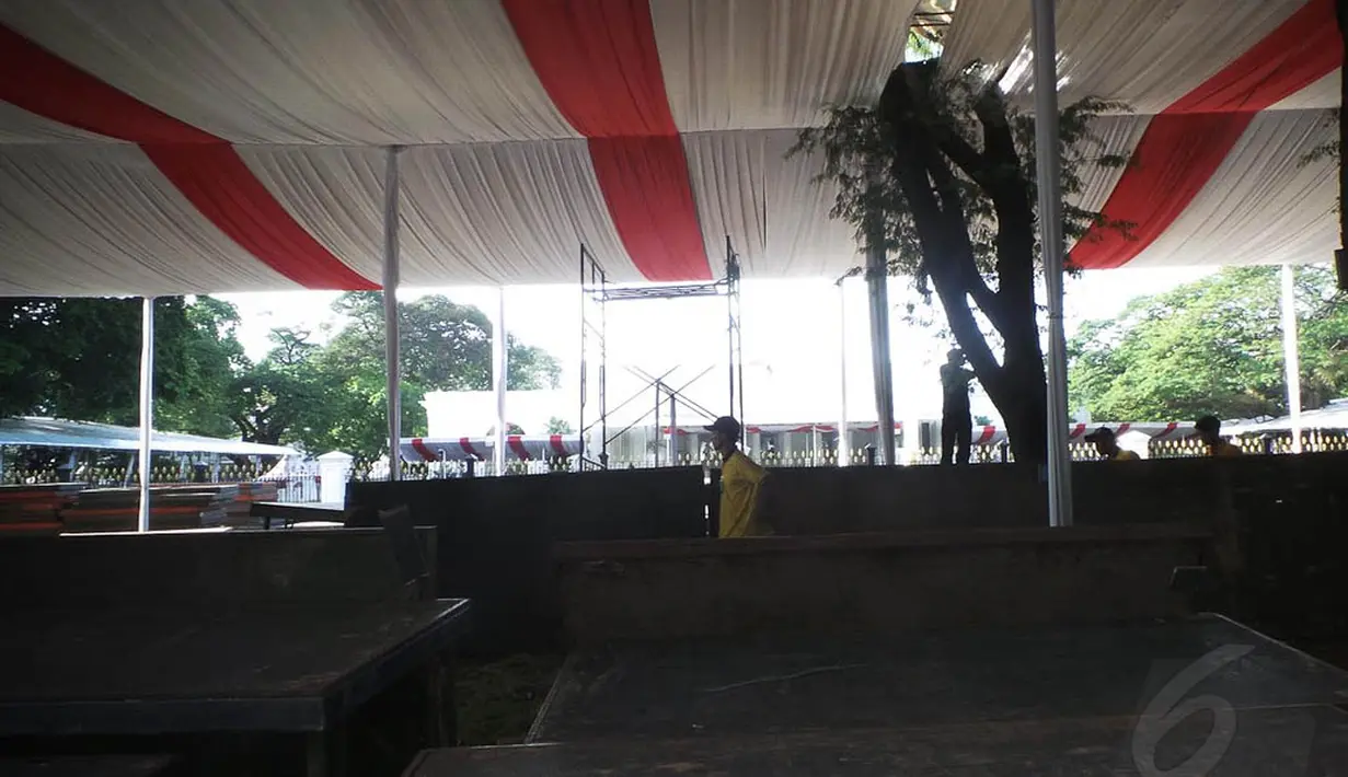 Sejumlah pekerja membuat panggung di halaman Istana Negara, Jakarta, Kamis (7/8/14). (Liputan6/com/Faizal Fanani)
