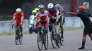 Atlet ParaCycling, M Fadli Immamuddin (tengah) saat laga di nomor Mens C4 Road Race Asian Para Games 2018 di Sirkuit Sentul Bogor, Selasa (9/10). M Fadli menempati posisi keempat. (Liputan6.com/Helmi Fithriansyah)