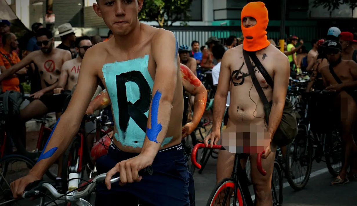 Sejumlah warga mengendarai sepeda dengan telanjang saat mengikuti World Naked Bike Ride di Guadalajara, Jalisco, Meksiko (17/6). (AFP Photo/Hector Guerrero)