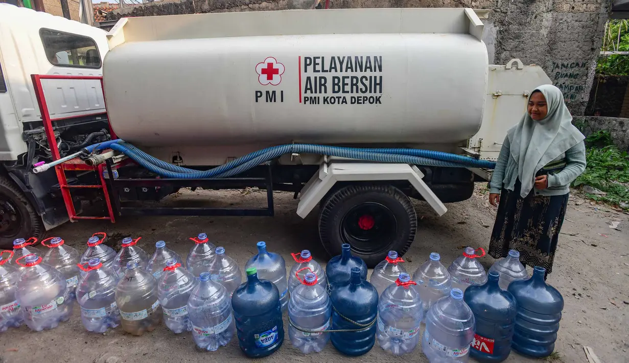 Warga menunggu pendistribusian air bersih yang dilakukan  Palang Merah Indonesia (PMI) di RW 08. Cipayung Jaya, Kota Depok, Jawa Barat, Jumat (14/07/2026).